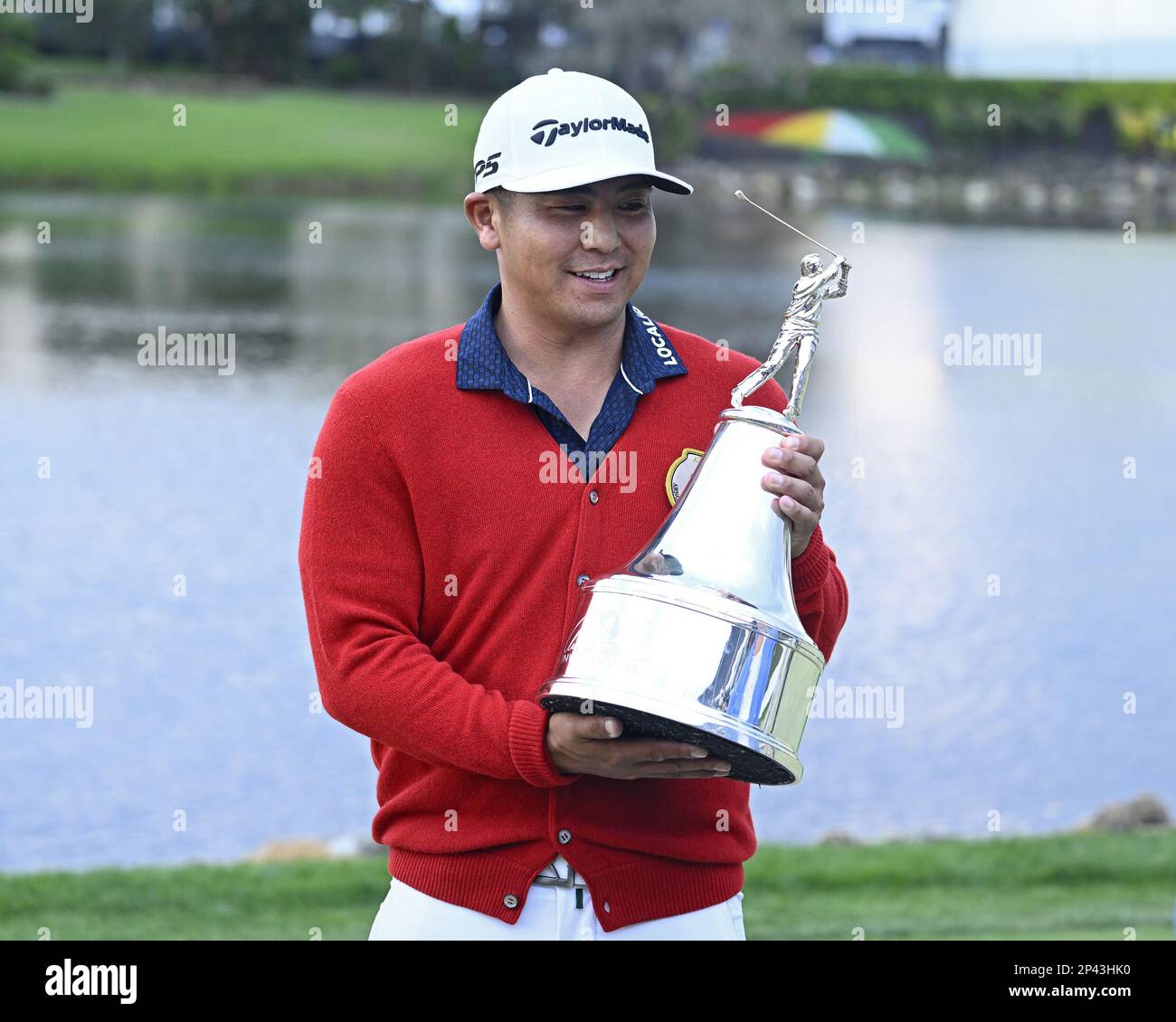 Orlando, Stati Uniti. 05th Mar, 2023. Kurt Kitayama di Chico, California indossa il suo maglione Cardigan e tiene il suo trofeo dopo aver vinto l'Arnold Palmer Invitational presentato da Mastercard al Bay Hill Club and Lodge di Orlando, Florida, domenica 5 marzo 2023. Foto di Joe Marino/UPI. Credit: UPI/Alamy Live News Foto Stock