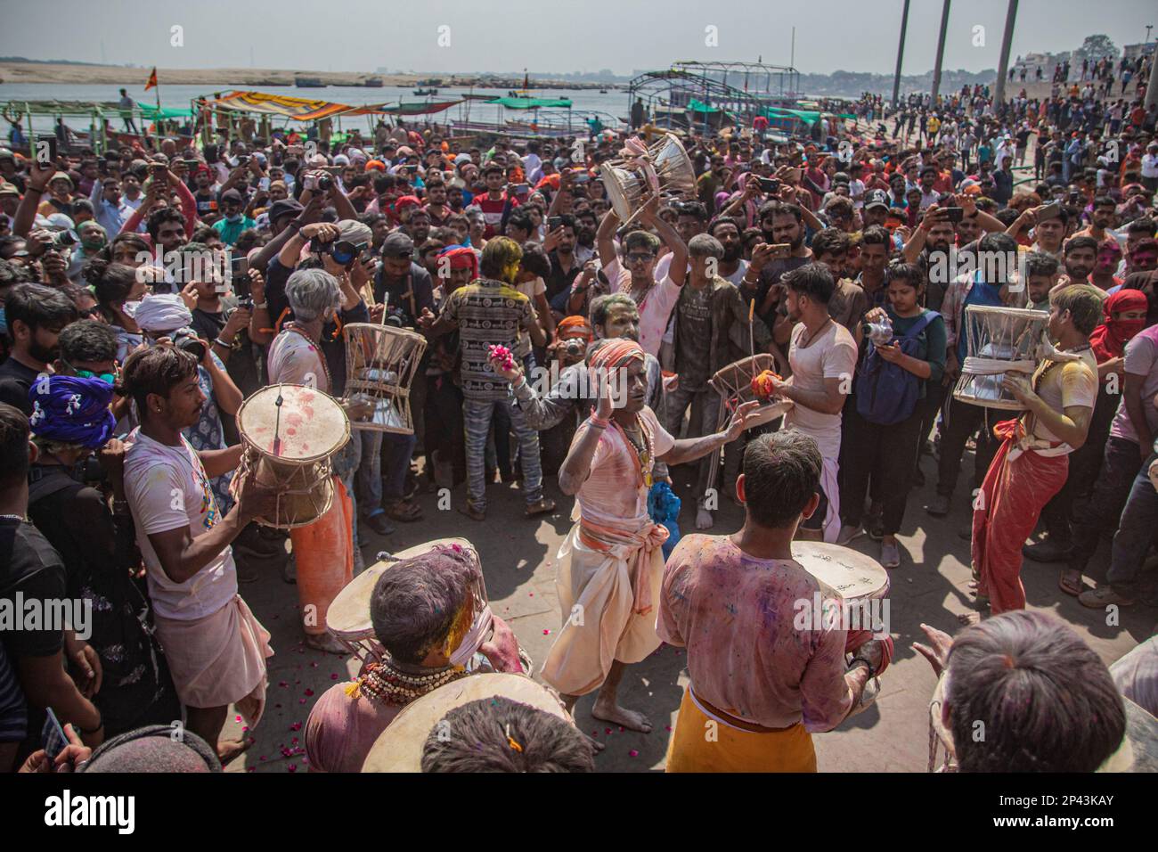 Varanasi, Uttarprades, India. 4th Mar, 2023. La gente del Kashi si riunisce al ghat di Manikarnika per celebrare la Chita Bhasma Holi. E' un'occasione molto propizia per tutti gli Agoris, i saggi e i Nagas. Secondo la fede della nostra Scrittura vedica, i fantasmi, i fantasmi e tutti i devoti di Lord Shiva si riuniscono sul ghat di Manikarnika per celebrare Masan Holi con la loro divinità Shiva. (Credit Image: © Sudip Chanda/Pacific Press via ZUMA Press Wire) SOLO PER USO EDITORIALE! Non per USO commerciale! Foto Stock