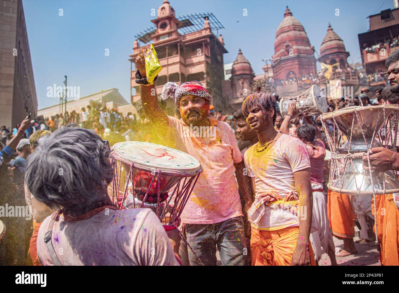 Varanasi, Uttarprades, India. 4th Mar, 2023. La gente del Kashi si riunisce al ghat di Manikarnika per celebrare la Chita Bhasma Holi. E' un'occasione molto propizia per tutti gli Agoris, i saggi e i Nagas. Secondo la fede della nostra Scrittura vedica, i fantasmi, i fantasmi e tutti i devoti di Lord Shiva si riuniscono sul ghat di Manikarnika per celebrare Masan Holi con la loro divinità Shiva. (Credit Image: © Sudip Chanda/Pacific Press via ZUMA Press Wire) SOLO PER USO EDITORIALE! Non per USO commerciale! Foto Stock