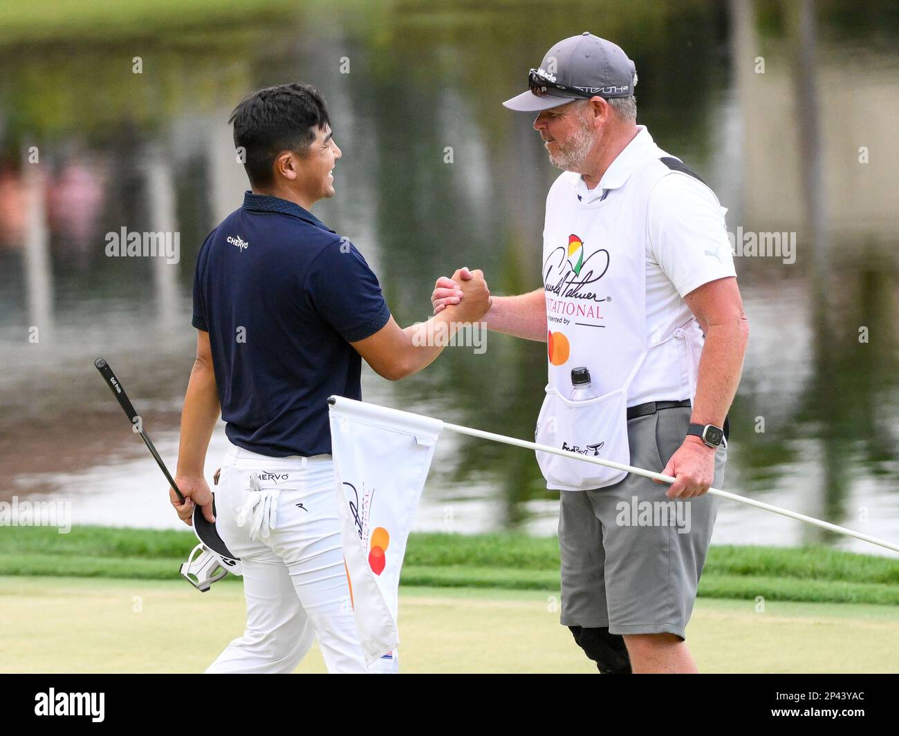 Orlando, Florida, Stati Uniti. 5th Mar, 2023. Kurt Kitayama si congratula con il suo caddie Tim Tucker dopo aver fatto il suo par putt per vincere il 2023 Arnold Palmer Invitational presentato da Mastercard tenuto presso Arnold Palmer's Bay Hill Club & Lodge a Orlando, Florida. Romeo T Guzman/CSM/Alamy Live News Foto Stock