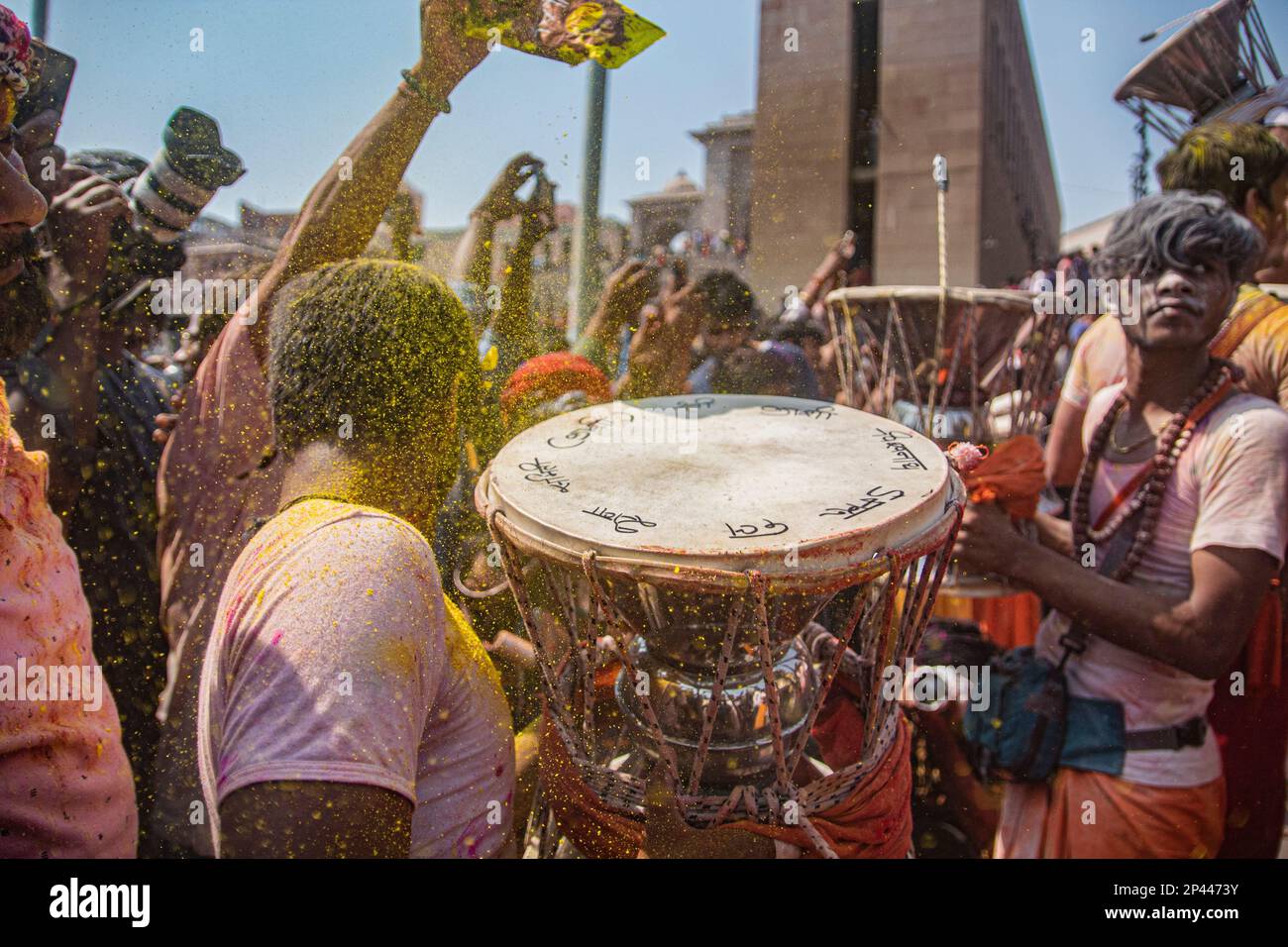 Varanasi, Uttarprades, India. 4th Mar, 2023. La gente del Kashi si riunisce al ghat di Manikarnika per celebrare la Chita Bhasma Holi. E' un'occasione molto propizia per tutti gli Agoris, i saggi e i Nagas. Secondo la fede della nostra Scrittura vedica, i fantasmi, i fantasmi e tutti i devoti di Lord Shiva si riuniscono sul ghat di Manikarnika per celebrare Masan Holi con la loro divinità Shiva. (Credit Image: © Sudip Chanda/Pacific Press via ZUMA Press Wire) SOLO PER USO EDITORIALE! Non per USO commerciale! Foto Stock