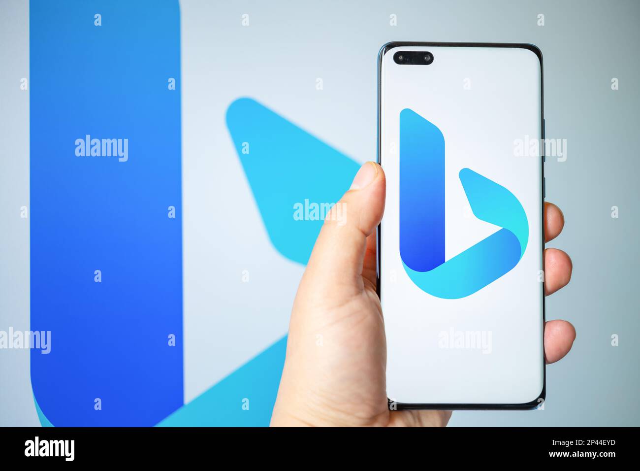 Zhongshan Cina-Marzo 5,2023:uomo in possesso di un cellulare con un nuovo grande logo Bing a composizione orizzontale. Foto Stock
