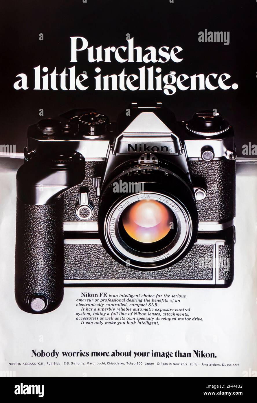 Pubblicità della fotocamera reflex FE Nikon in una rivista NatGeo gennaio 1979 Foto Stock