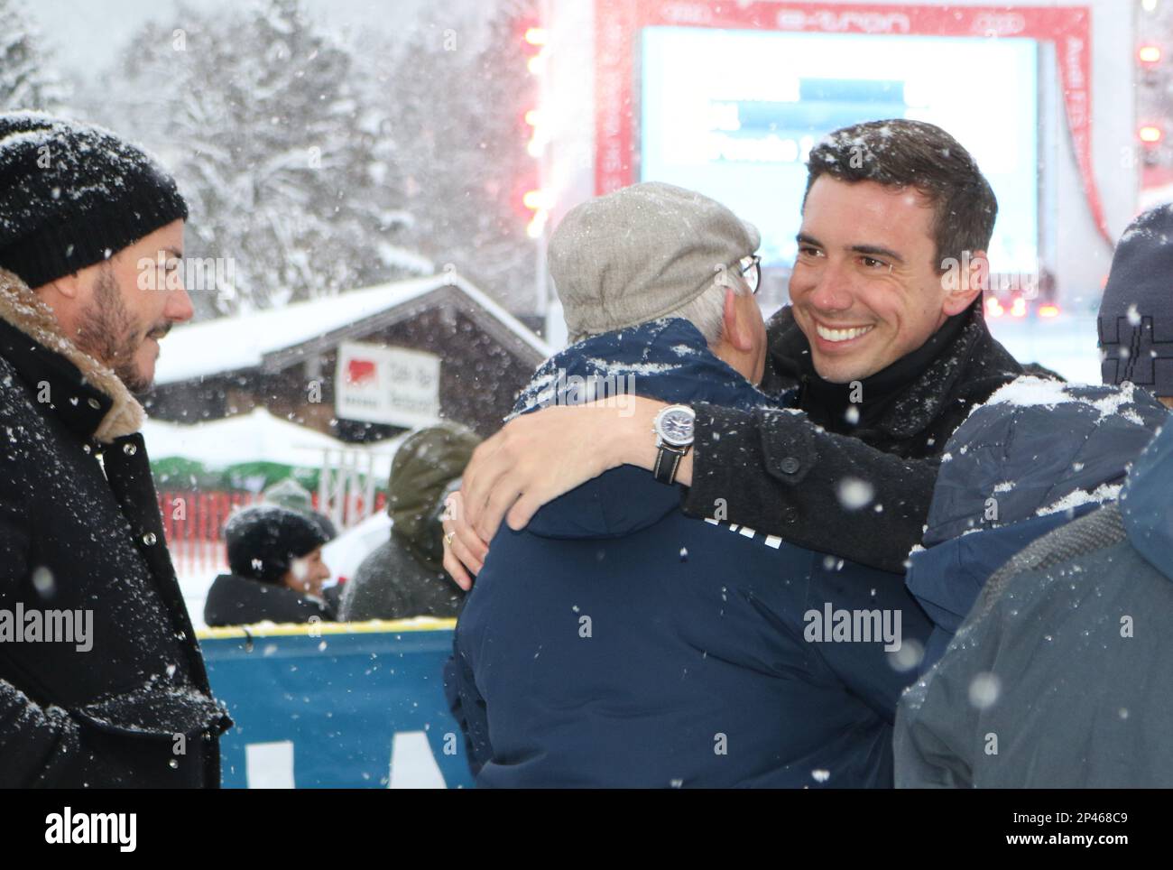 Kitzbuehel, Austria. 21st Jan, 2023. KITZBUEHEL 21,01. 2023, HAHNENKAMM-Rennen, HERREN, Alpine Ski Rennen, piste, Men's Alpine Ski Race, Gerhardter, Mark MATESCHITZ hugs Burghard HUMMEL osservato da Rene Benko, immagine a pagamento - Foto Credit: © ATP Arthur THILL (THILL Arthur/ATP/SPP) Credit: SPP Sport Press Photo. /Alamy Live News Foto Stock