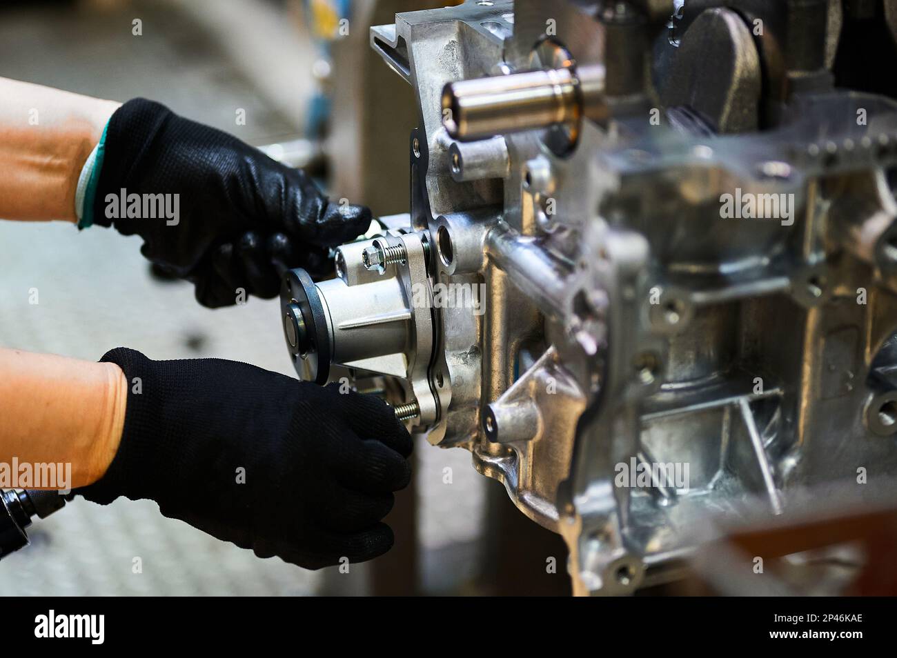 Montaggio manuale dei motori per autovetture in fabbrica Foto Stock