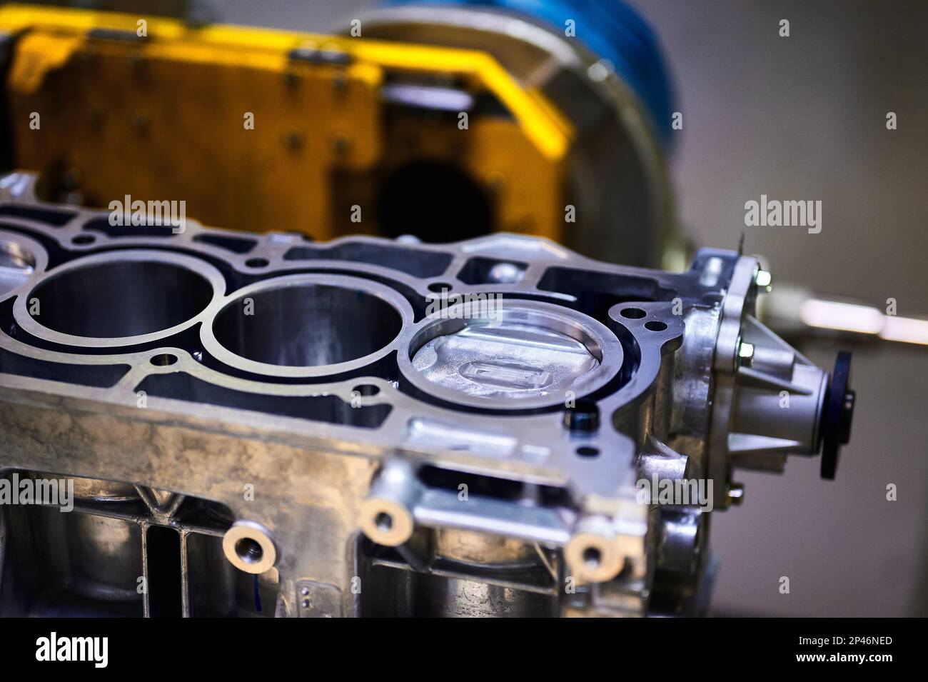 Monoblocco del motore con pistoni installati in officina Foto Stock