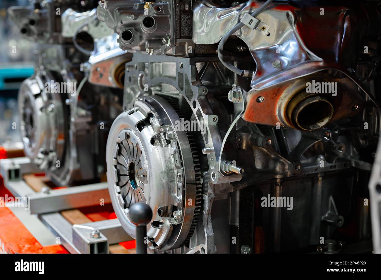Motore a combustione interna per auto in officina Foto Stock