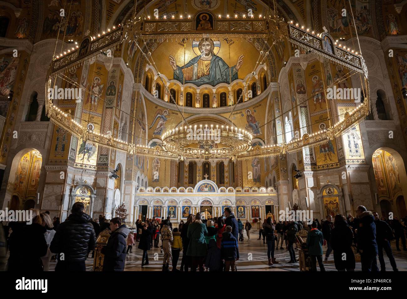 Foto della cupola gigante del tempio Sveti Sava con persone che pregano a Belgrado, in Serbia. Le icone sono un simbolo della fede ortodossa. Il Churc Foto Stock