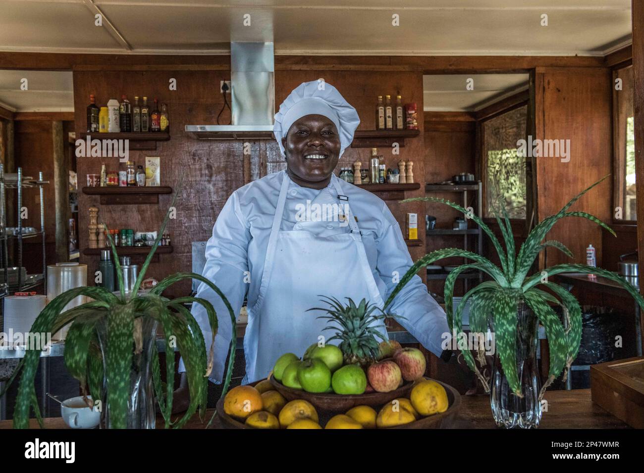 Africa, Botswana, deserto di Kalahari. Chef femminile in un Lodge in Botswana. Solo per uso editoriale. Foto Stock