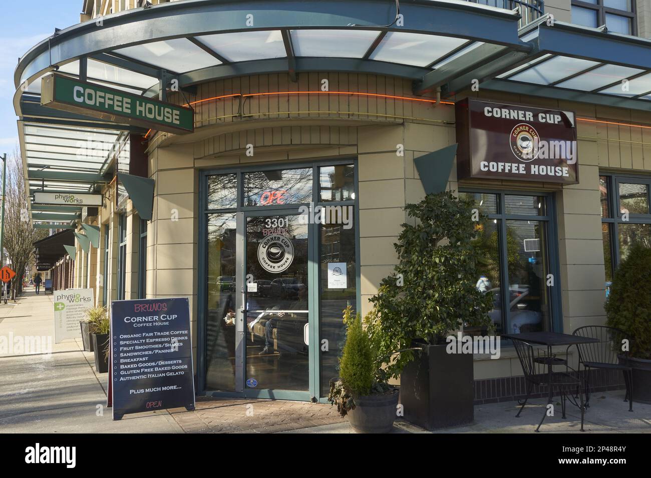 Una caffetteria d'angolo a Vancouver, British Columbia, Canada Foto Stock