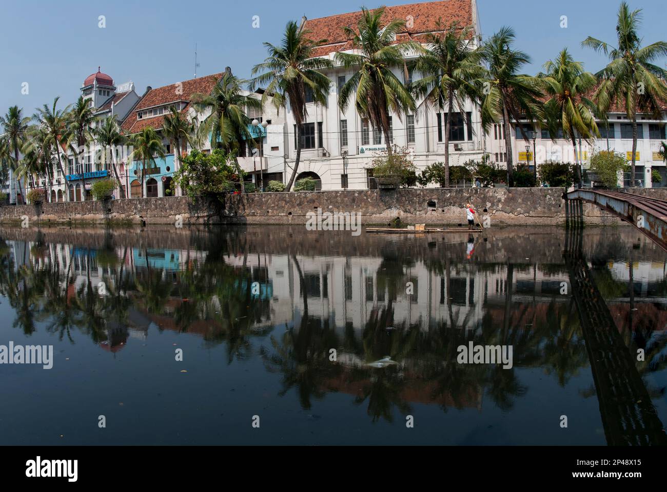 Edifici coloniali olandesi e raccolta rifiuti su nave da canale, Batavia, Giacarta, Indonesia Foto Stock