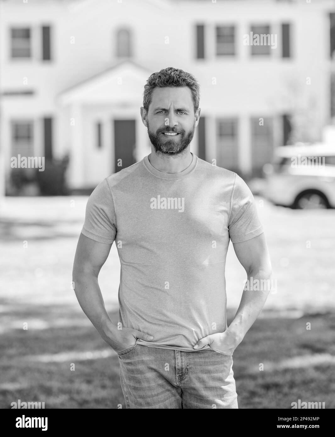 uomo maturo sorridente realtor in piedi all'aperto a casa, nuova casa Foto Stock