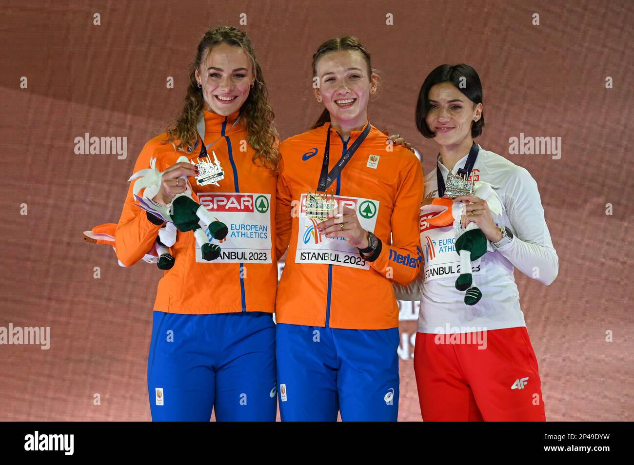 La medaglia d'argento Lieke Klaver, dei Paesi Bassi, la medaglia d'oro Femke Bol, dei Paesi Bassi, e la medaglia di bronzo Anna Kielbasinska, della Polonia, si posano con le loro medaglie sul podio delle Donne a 400 metri ai Campionati europei di atletica al coperto il 5 marzo 2023 all'Atakoy Arena di Istanbul, Turchia Credit: SCS/Erik van Leeuwen/AFLO/Alamy Live News Foto Stock