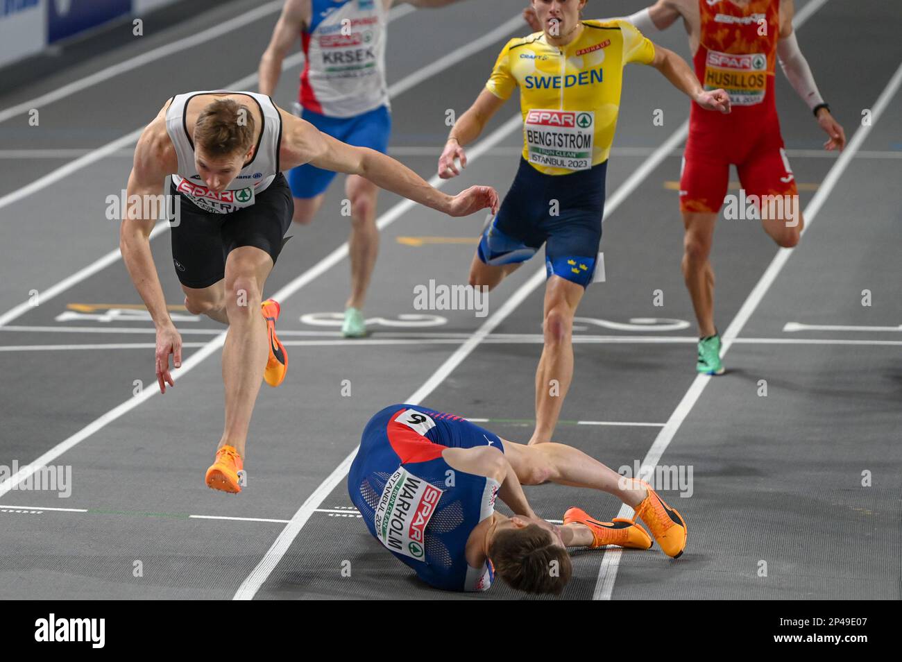 Julien Watrin (bel) chiude il traguardo con Karsten Warholm (NOR) in finale 400m al Campionato europeo di Atletica Indoor il 5 marzo 2023 all'Atakoy Arena di Istanbul, Turchia Credit: SCS/Erik van Leeuwen/AFLO/Alamy Live News Foto Stock