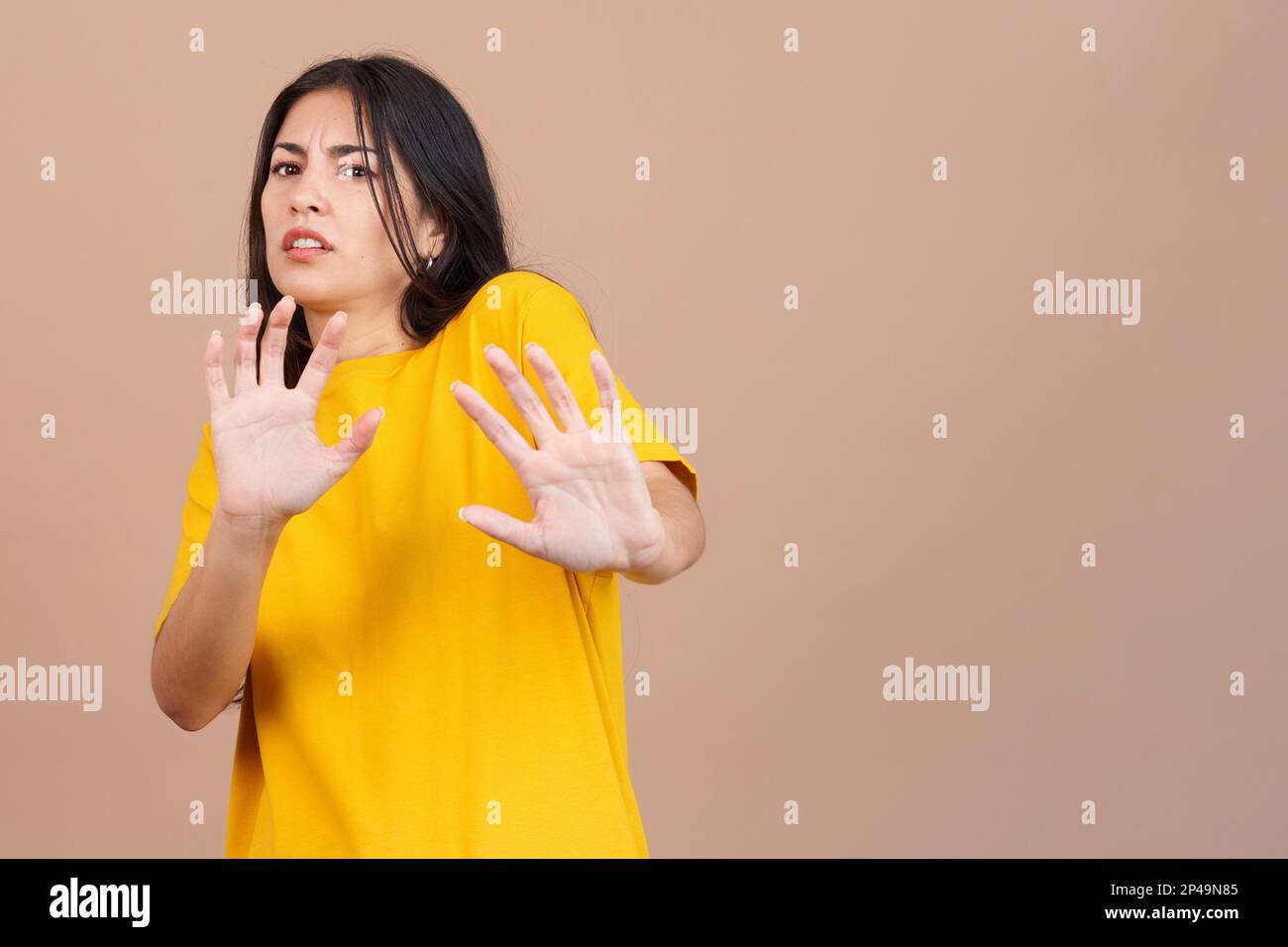 Donna caucasica che gestiva con le mani nella paura Foto Stock