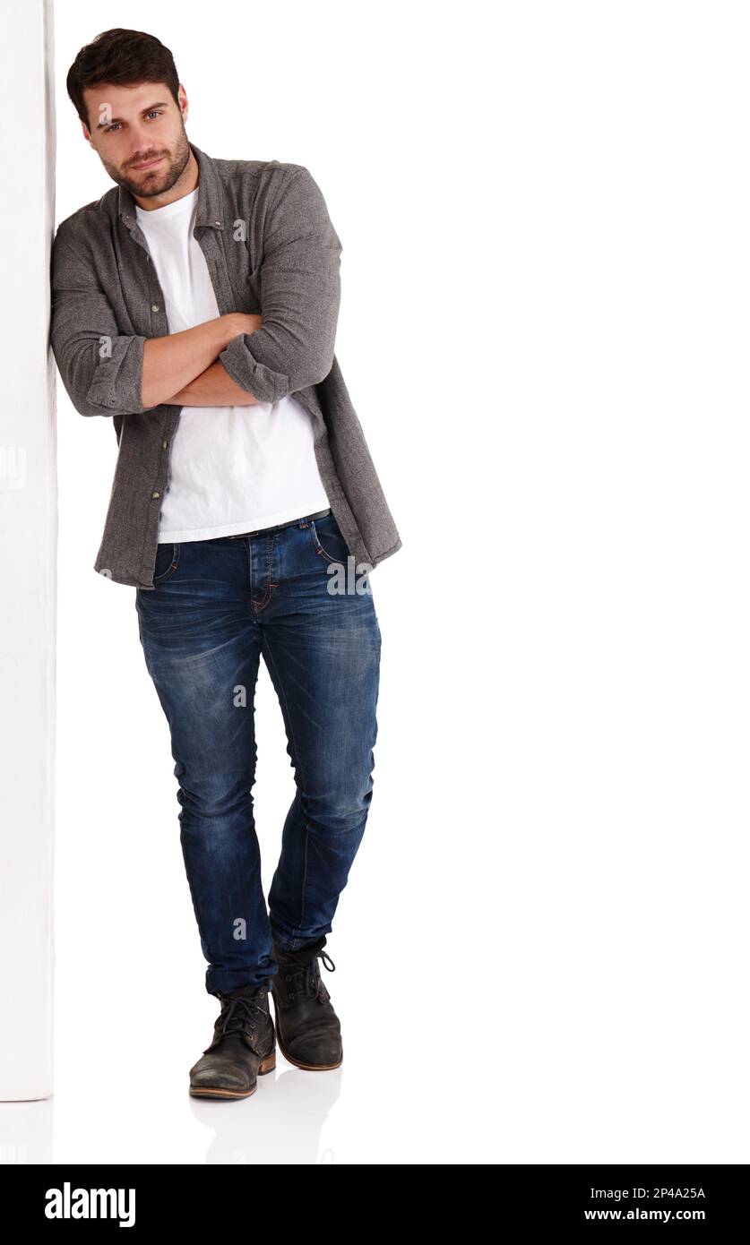 In attesa di un'opportunità. Foto da studio di un bel giovane con le braccia ripiegate appoggiate contro una tavola. Foto Stock