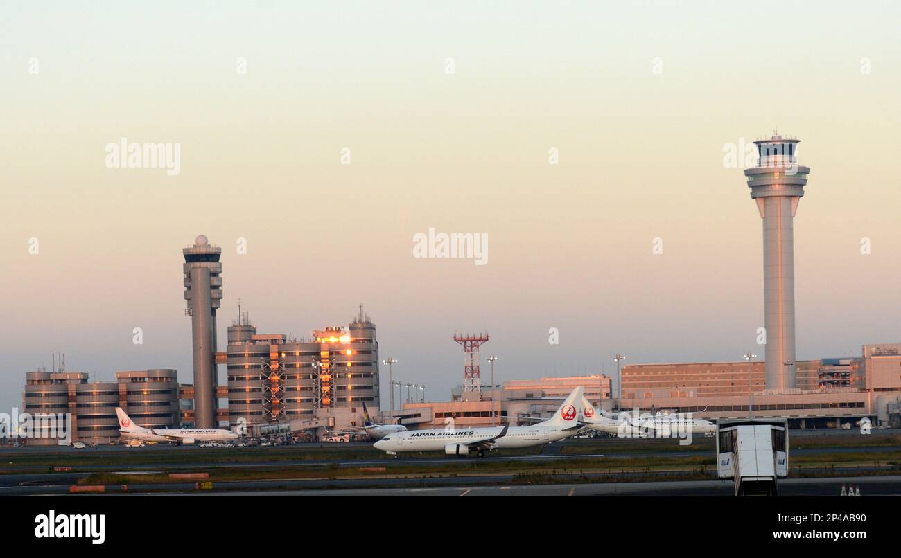 Gli aerei della Japan Airlines sul asfalto all'aeroporto internazionale Haneda di Tokyo, Giappone. Foto Stock