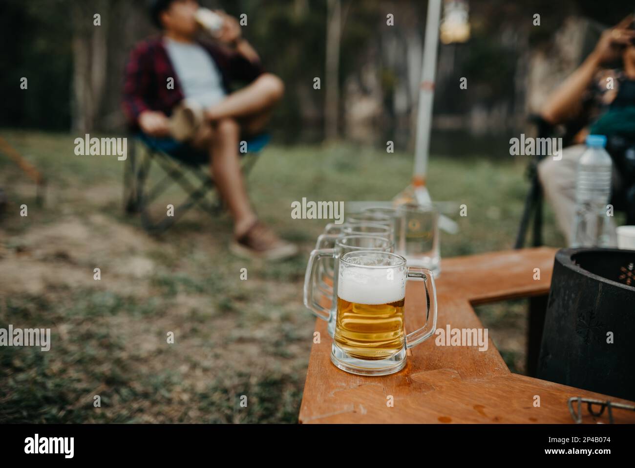 bicchiere di birra selettivo nel campeggio Foto Stock