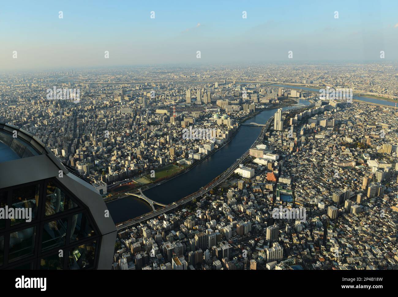 Vista aerea del fiume Sumida e del fiume Arakawa a Tokyo, Giappone. Foto Stock