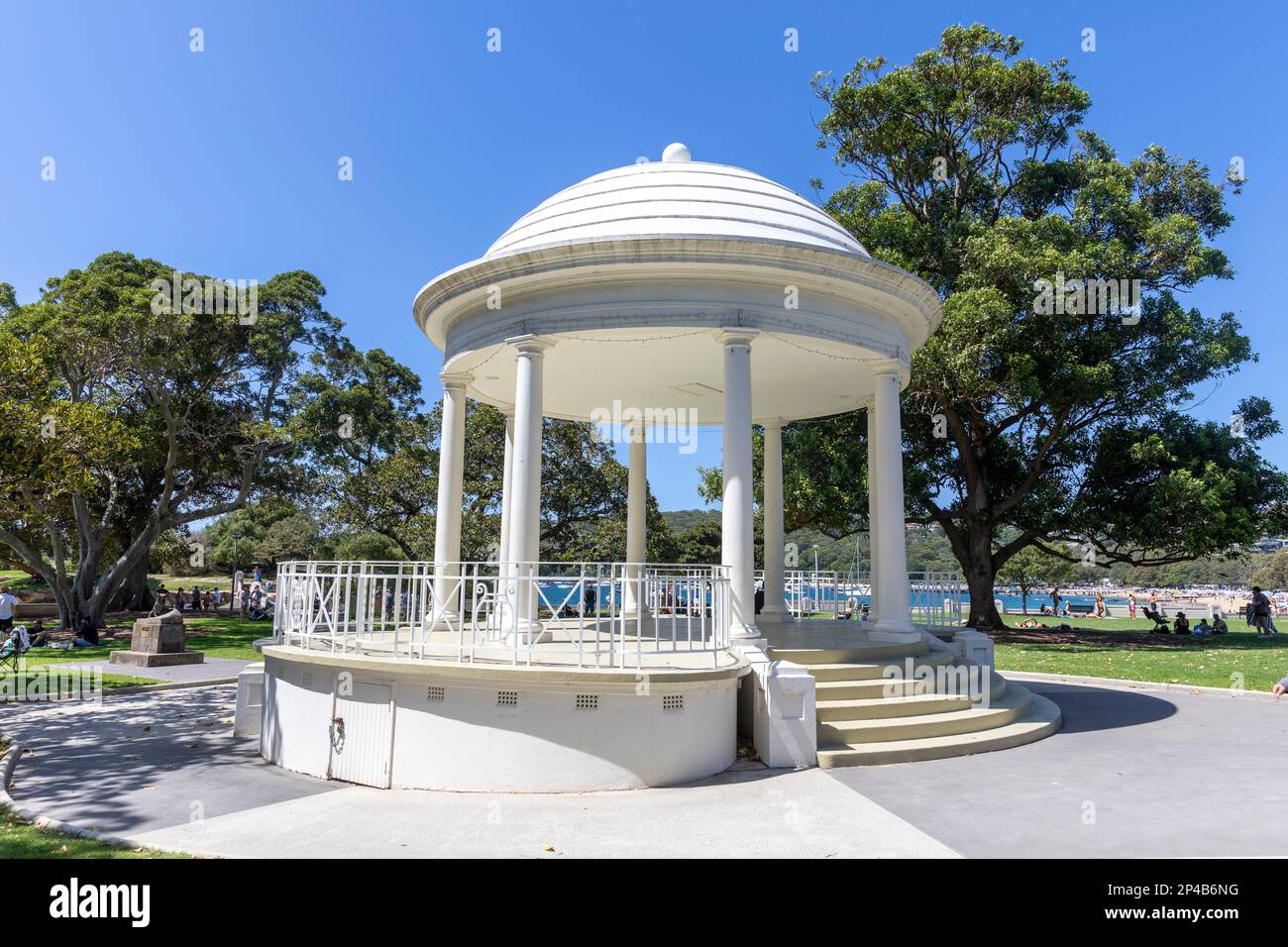 Balmoral Beach Reserve e bandstand rotunda in Hunter Park, 2023 giorno di cielo azzurro soleggiato, Sydney, NSW, Australia Foto Stock