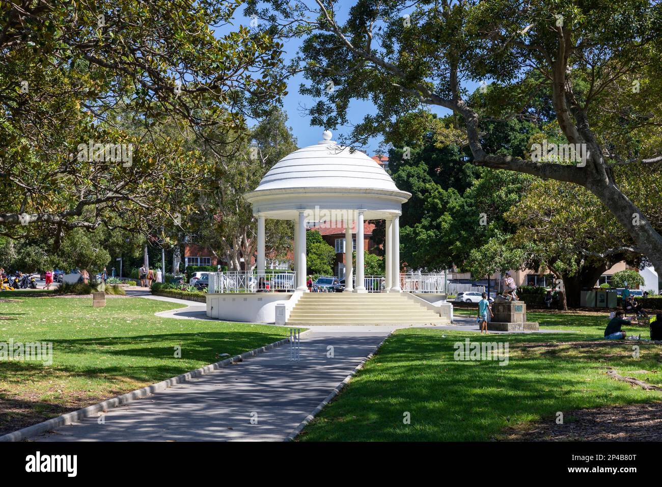 Balmoral Beach Reserve e bandstand rotunda in Hunter Park, 2023 giorno di cielo azzurro soleggiato, Sydney, NSW, Australia Foto Stock