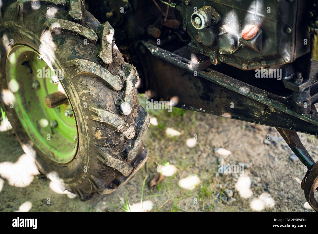 Ruote del trattore di un trattore retrostante con un primo piano del battistrada volumetrico Foto Stock