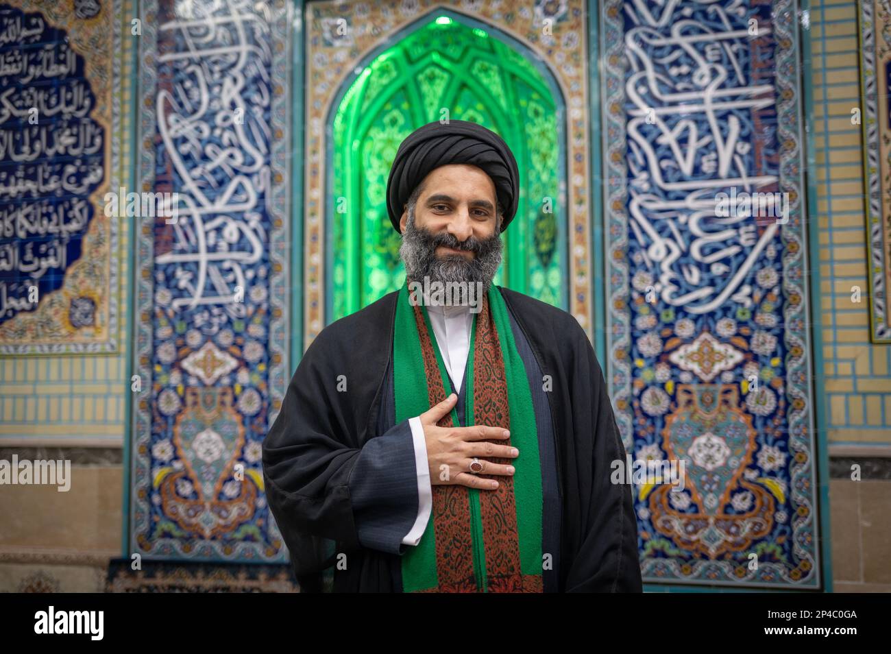 Ghom, Iran. 03rd Mar, 2023. Ayatollah Rasieddin Mortasawi Langrudi si trova in una moschea nella città di pellegrinaggio di Ghom. Il clero sciita osserva una profonda divisione sociale in Iran. (A dpa-KORR ricci neri nel vento - le donne iraniane sfidano il requisito del velo) Credit: Arne Bänsch/dpa/Alamy Live News Foto Stock