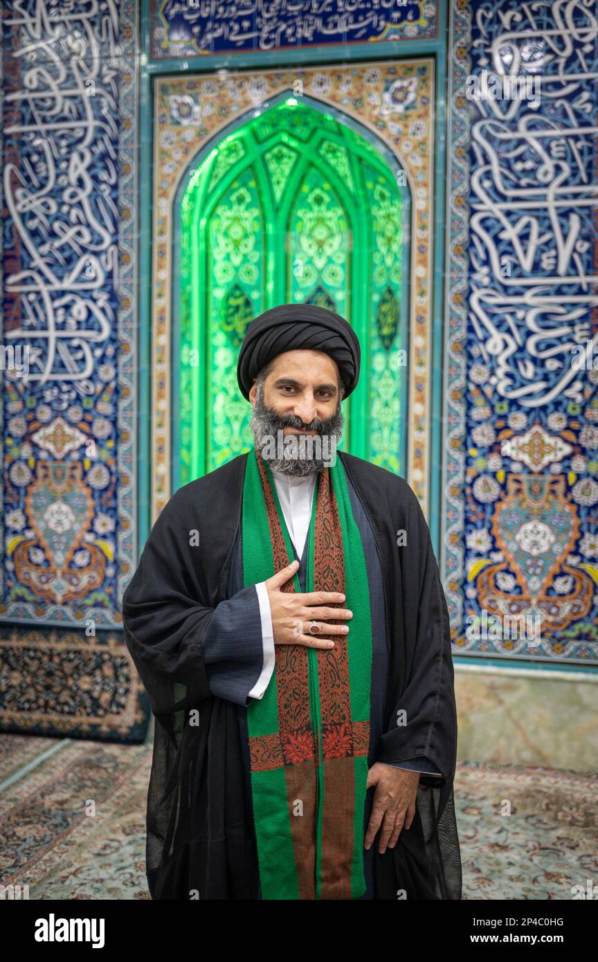 Ghom, Iran. 03rd Mar, 2023. Ayatollah Rasieddin Mortasawi Langrudi si trova in una moschea nella città di pellegrinaggio di Ghom. Il clero sciita osserva una profonda divisione sociale in Iran. (A dpa-KORR ricci neri nel vento - le donne iraniane sfidano il requisito del velo) Credit: Arne Bänsch/dpa/Alamy Live News Foto Stock