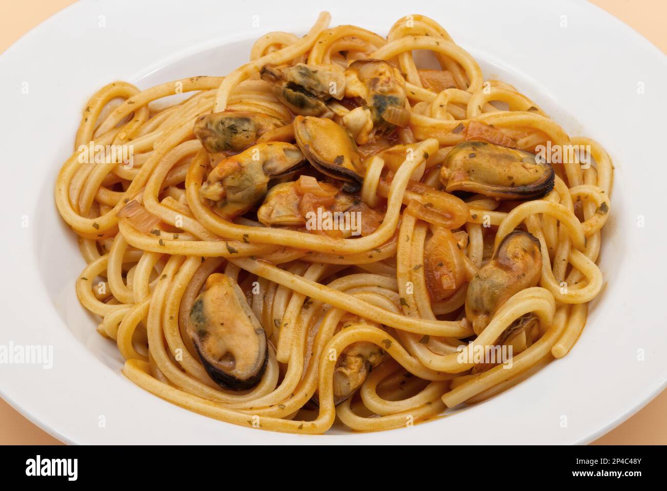 Linguine allo scoglio (linguine con frutti di mare). Spaghetti allo scoglio. Pasta tradizionale italiana con cozze. Foto Stock