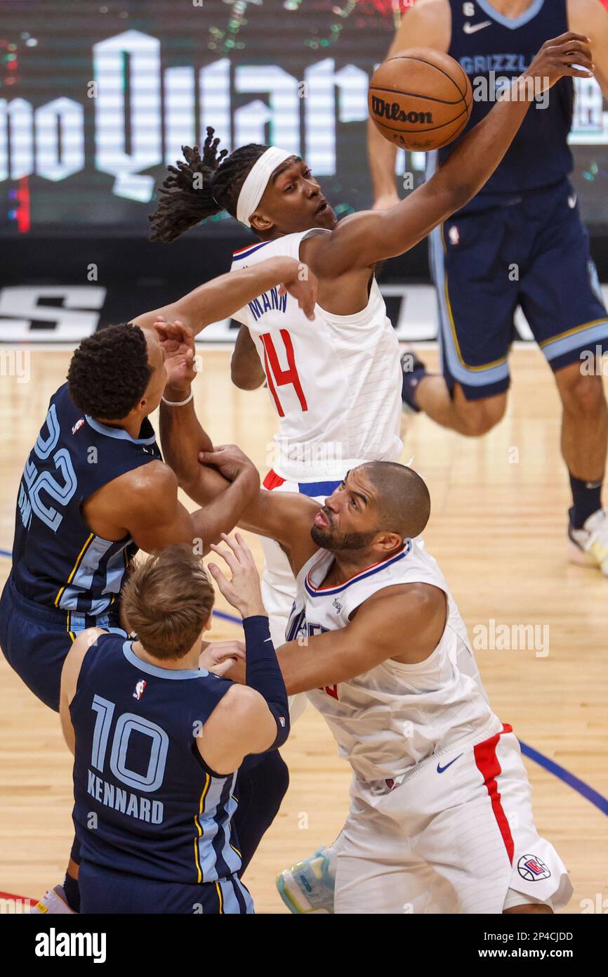 Los Angeles, California, Stati Uniti. 5th Mar, 2023. Los Angeles Clippers guardia Terance Mann (TOP R), avanti Nicolas Batum (bottom R), Memphis Grizzlies guardie Desmond Bane (TOP L) e Luke Kennard (bottom L) vie per la palla durante una partita di basket NBA alla Crypto.com Arena di Los Angeles Venerdì, 24 febbraio 2023. (Credit Image: © Ringo Chiu/ZUMA Press Wire) SOLO PER USO EDITORIALE! Non per USO commerciale! Credit: ZUMA Press, Inc./Alamy Live News Foto Stock