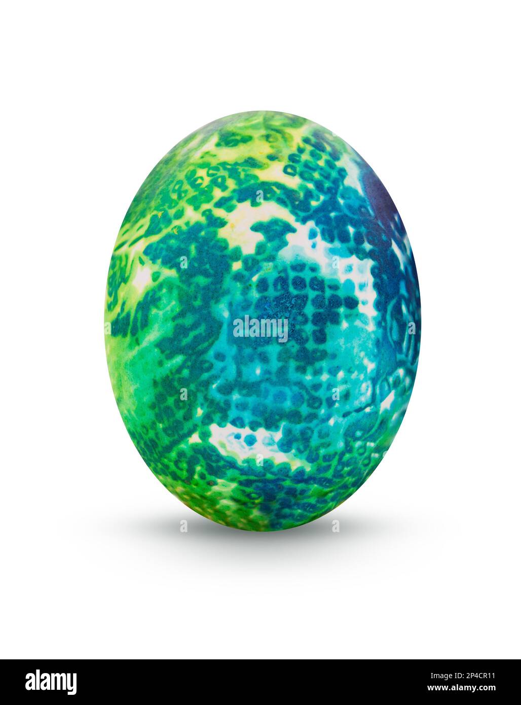 Disegni astratti blu - giallo - verde su uova dipinte su sfondo bianco isolato. Concetto di Pasqua, fantasia uova animali. Spazio di copia Foto Stock