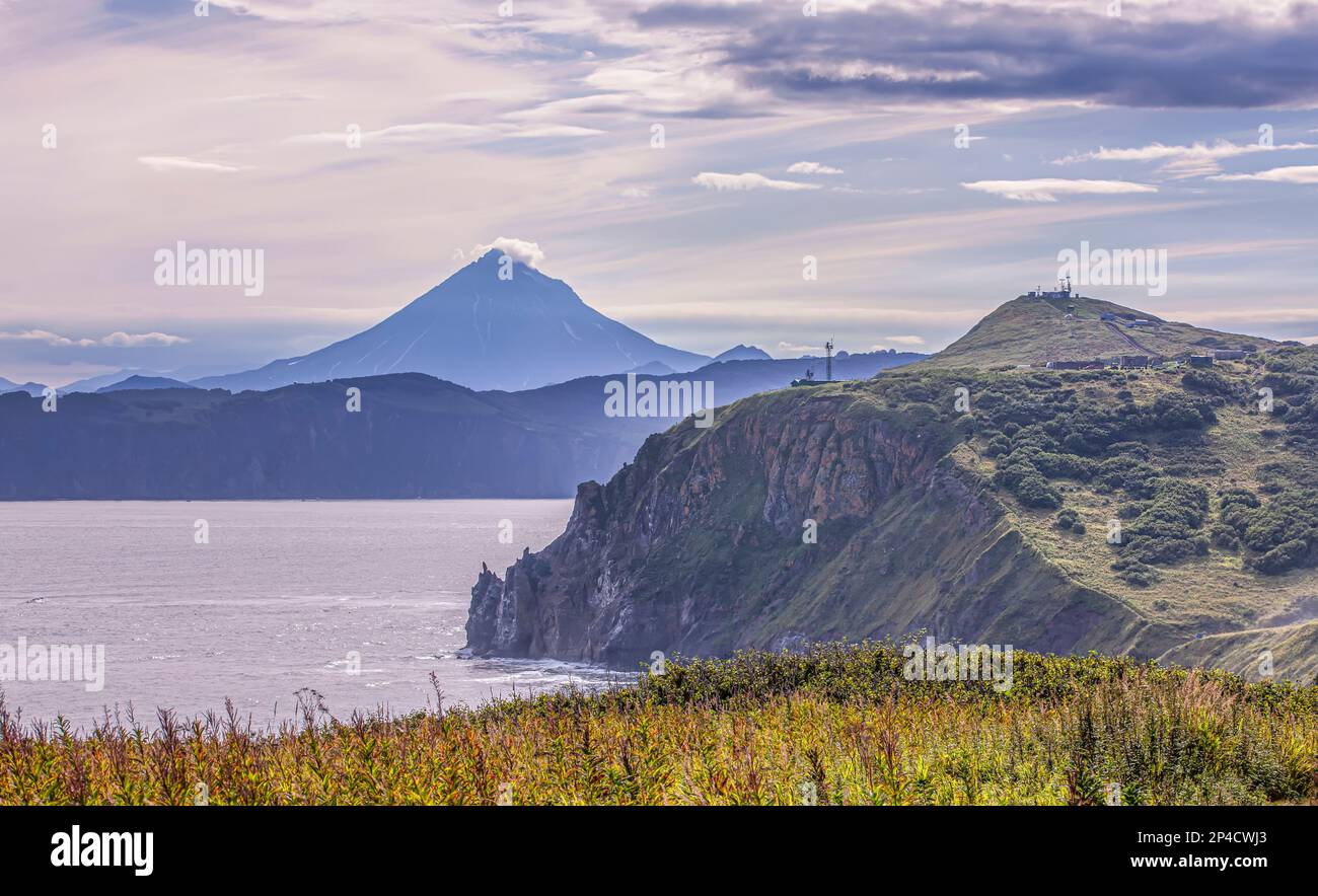 La vista della baia di Avacha e del vulcano Vilyuchinsky sulla penisola di Kamchatka Foto Stock