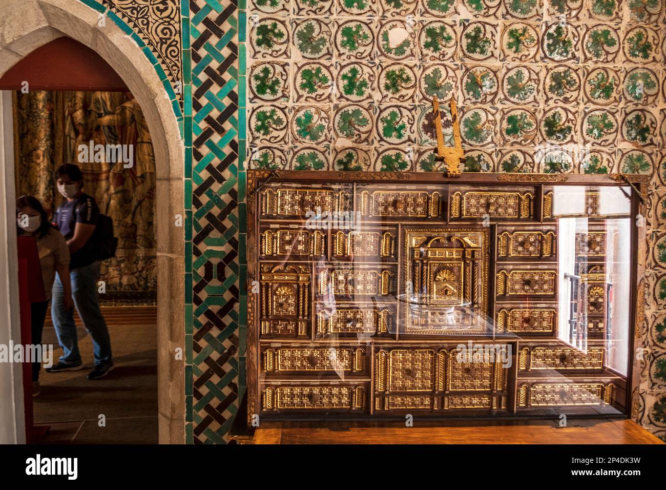 Sintra, Portogallo, Palacio Nacional -- lavorazione ornata del titolo e scatola di legno Foto Stock