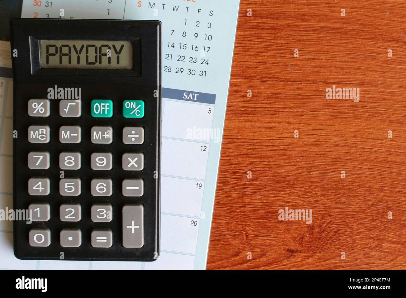 Vista dall'alto immagine del calendario e della calcolatrice con testo GIORNO DI PAGA. Concetto di finanza Foto Stock