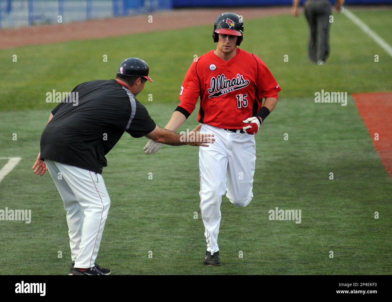 Illinois State's Brock Stewart is congratulated by third base coach Bo Durkac after Stewart hit a home run in the second inning against Dallas Baptist during an NCAA college baseball game in the Missouri Valley tournament Saturday, May 24, 2014, in Terre Haute, Ind. (AP Photo/Tribune-Star, Joseph C. Garza) Foto Stock