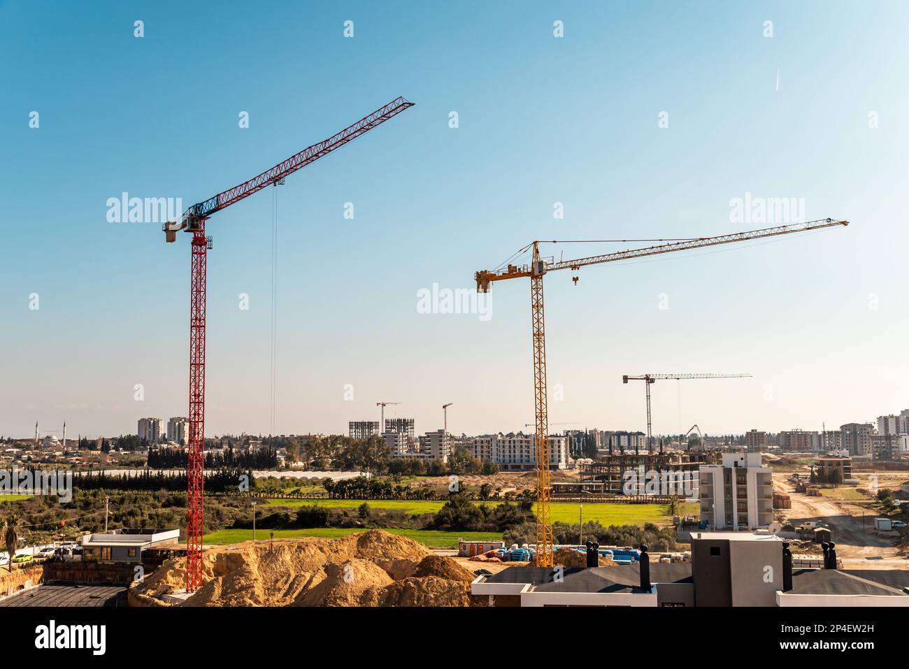 Gru da cantiere che lavora in cantieri di grandi dimensioni Foto Stock