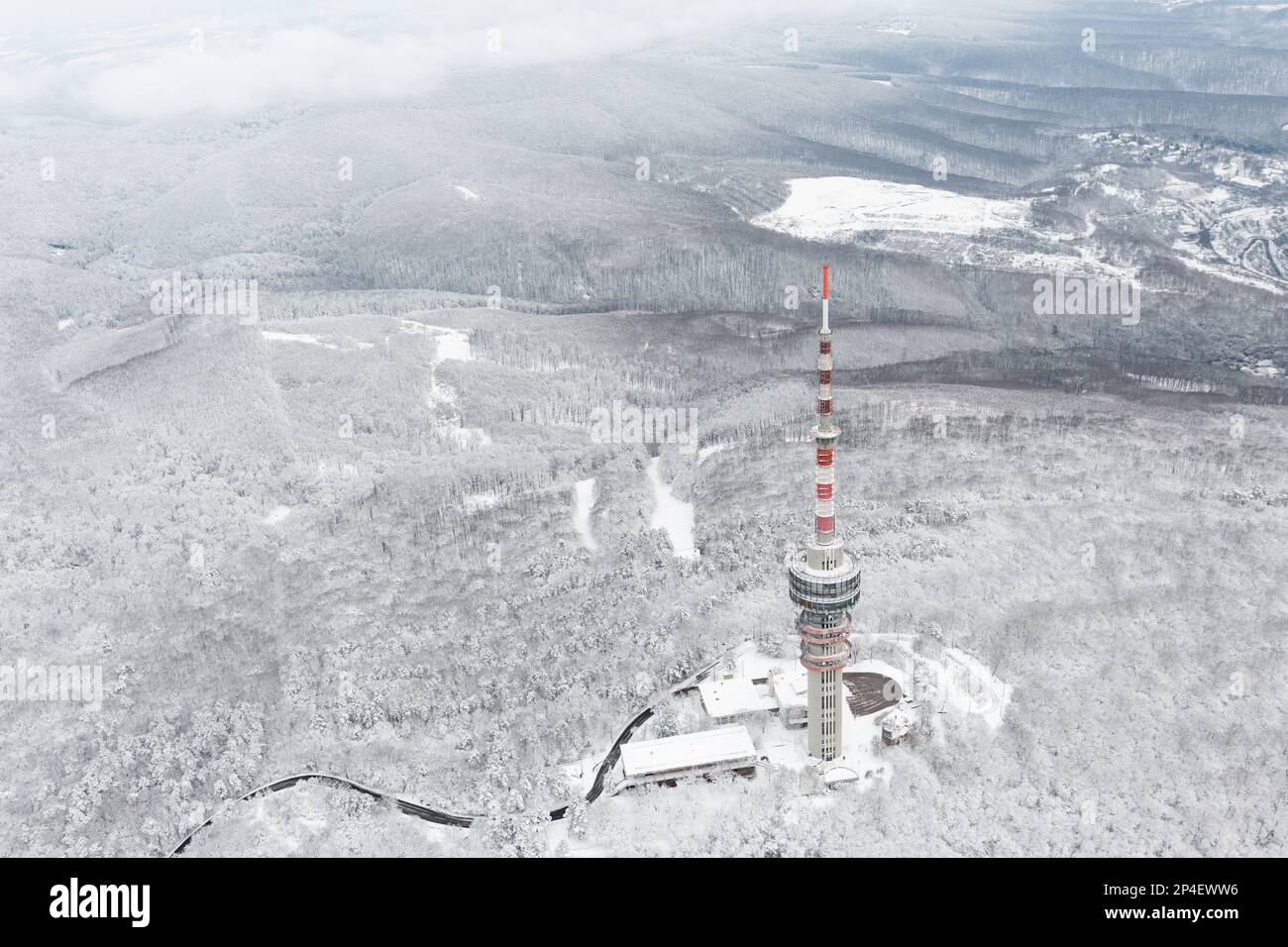 Veduta aerea di un bellissimo paesaggio innevato con torre televisiva Foto Stock
