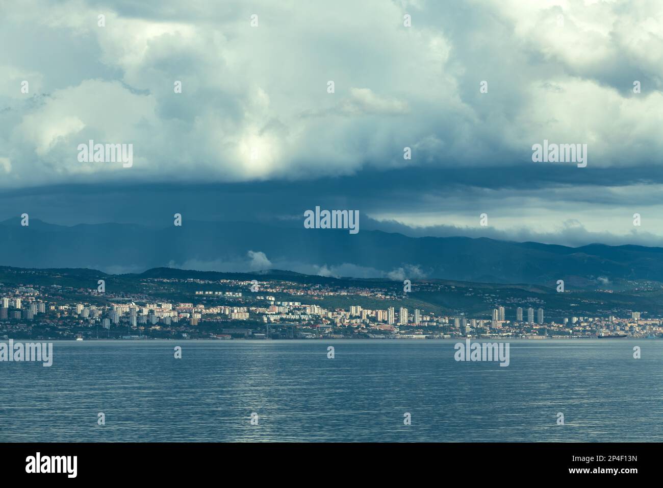 Città croata di Rijeka nel golfo del Quarnero del mare Adriatico prima dell'improvvisa tempesta di pioggia in estate Foto Stock