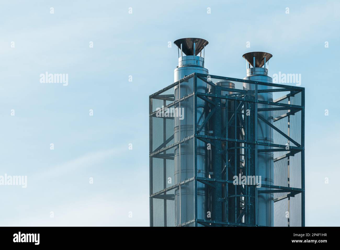 Camini industriali in acciaio inox con griglia di protezione, spazio copia incluso Foto Stock