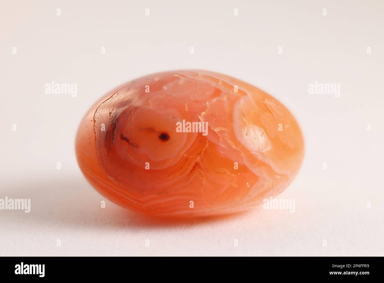 La carneliana o corneliana è una varietà di quarzo criptocristallino rosso-arancio, comunemente usato come gemma semi-preziosa, e noto per la sua guarigione pr Foto Stock