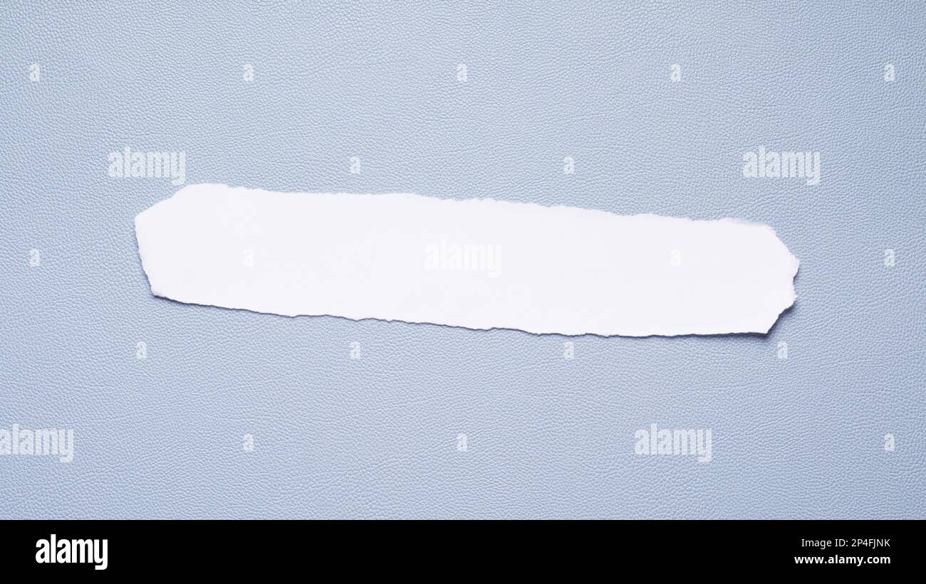 striscia di carta strappata vuota con spazio per la copia sul tappetino blu, intestazione in formato 16:9 Foto Stock