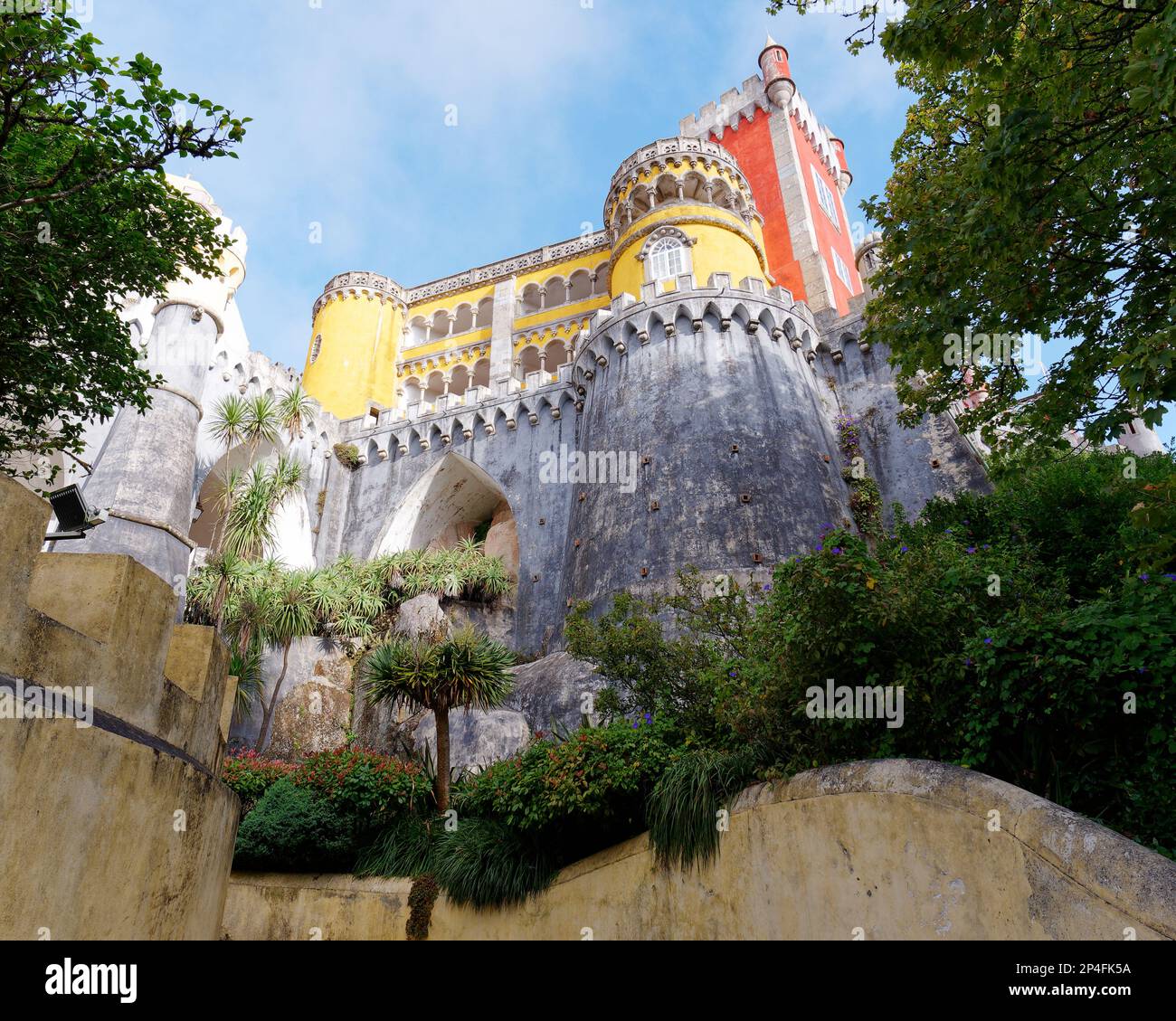 Esterno e topiario del Palazzo pena, Sintra, Distretto di Lisbona, Portogallo. Foto Stock
