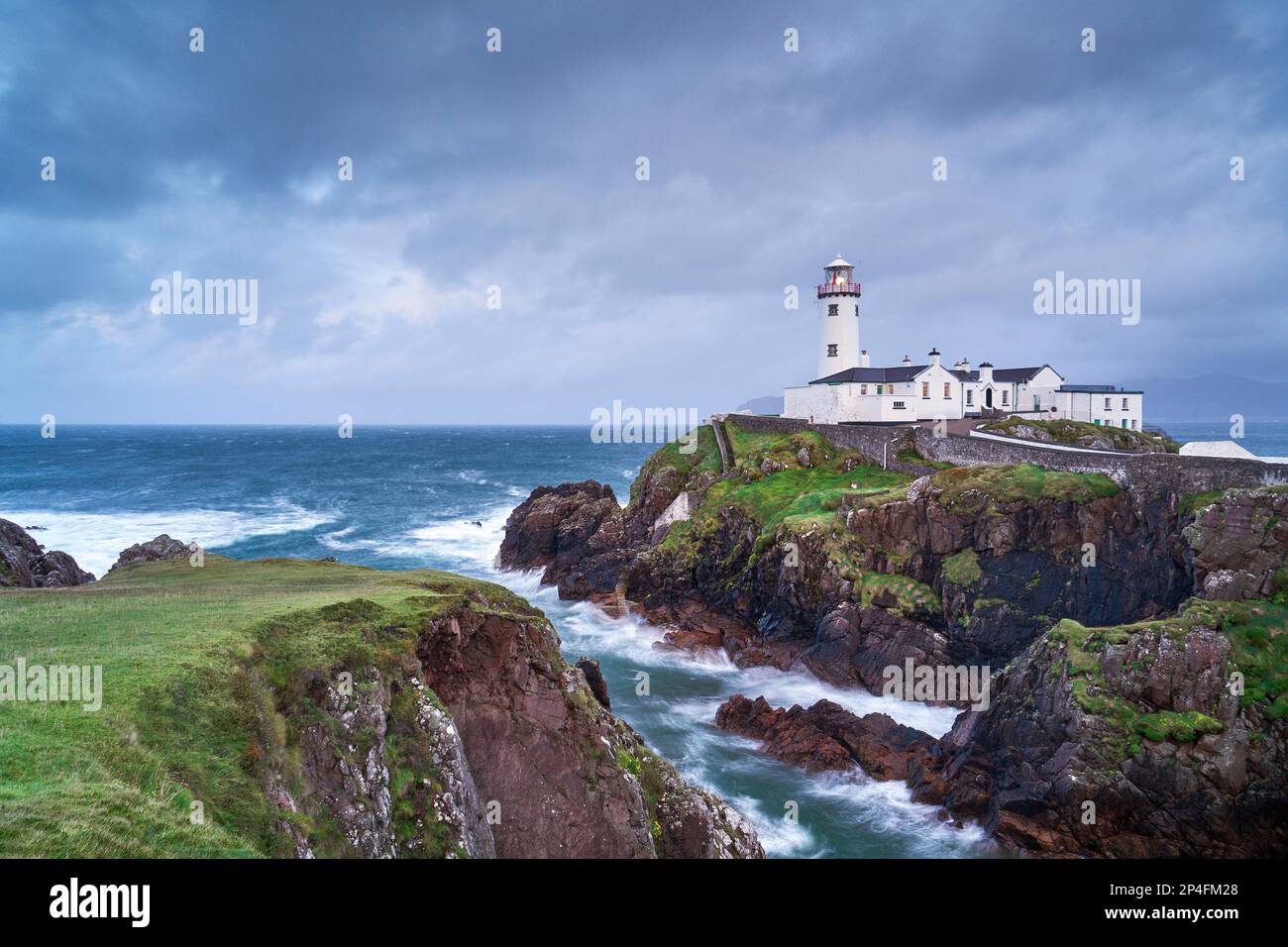 Fanad Head, faro sulla scogliera, Donegal, Ulster, Irlanda Foto Stock