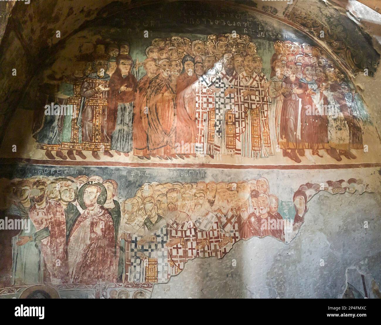 Affresco di un gruppo di padri della chiesa, nartece della Chiesa di San Nicola nel monastero ortodosso georgiano di Kinvissi, Georgia Foto Stock