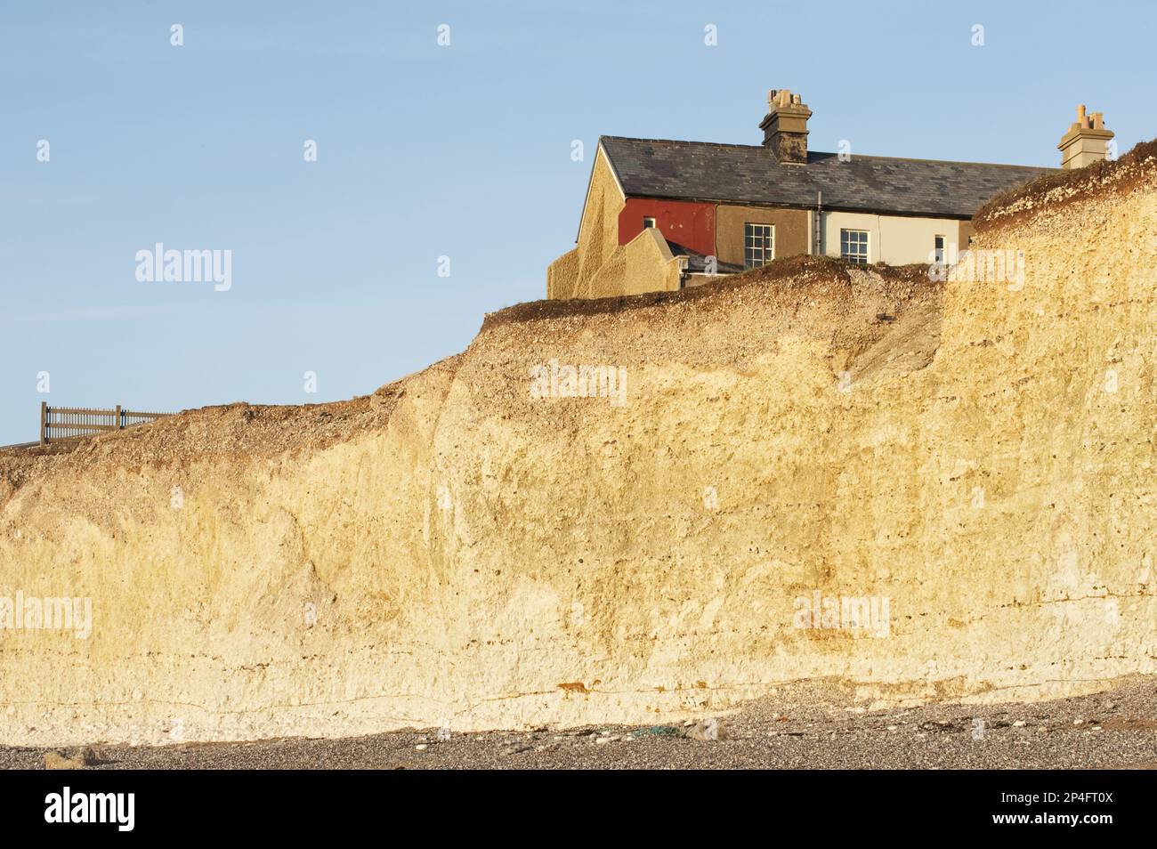 Erosione costiera, scogliere di gesso con edifici sul bordo, Birling Gap, East Sussex, Inghilterra, inverno Foto Stock
