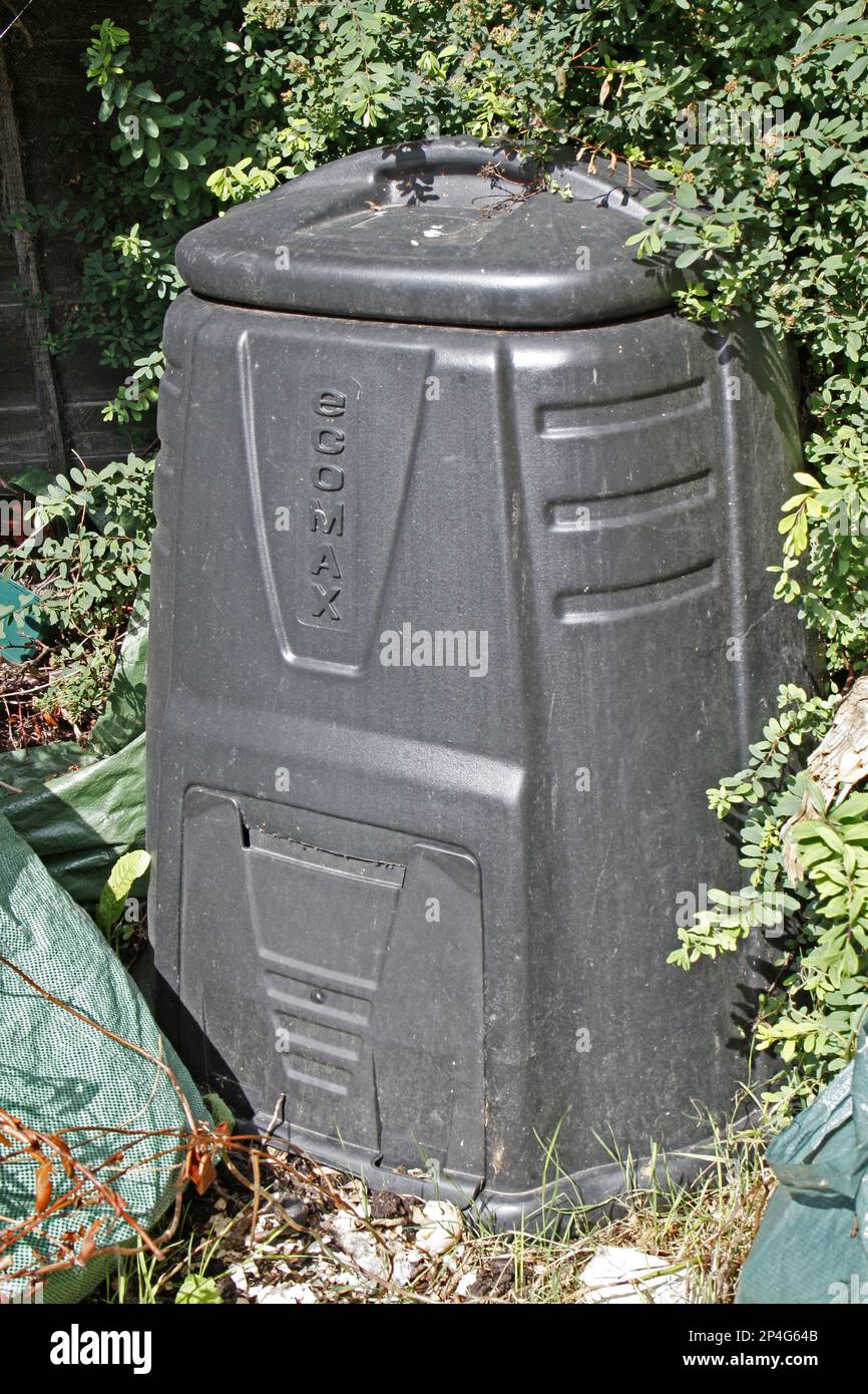Bidone di compost in plastica in giardino, Suffolk, Inghilterra, Regno Unito Foto Stock