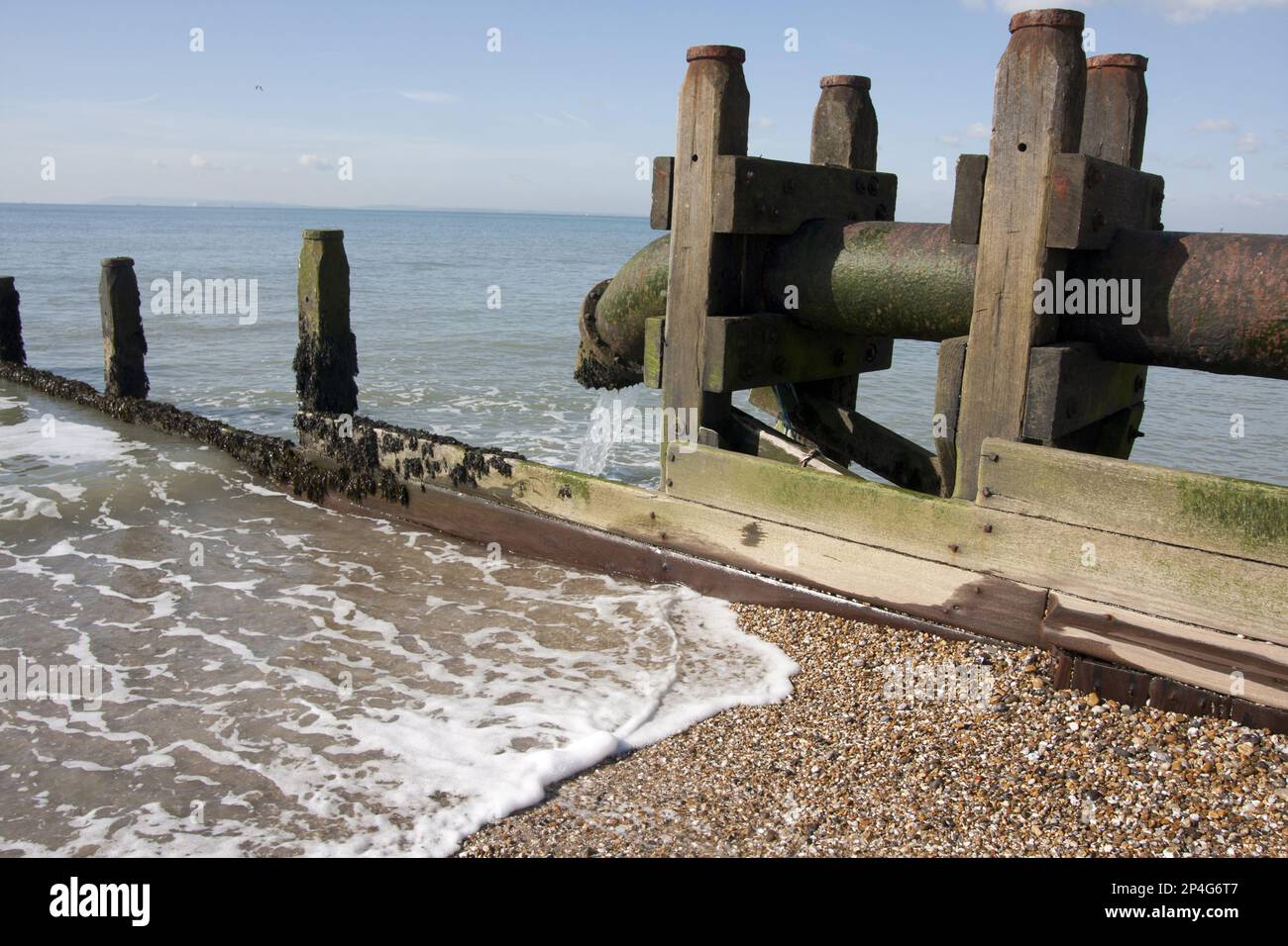 Tubo di traboccamento fognario, scarico di acque reflue e fognarie sanitarie in spiaggia, East Wittering, Manhood Peninsula, West Sussex, England, Regno Unito Foto Stock