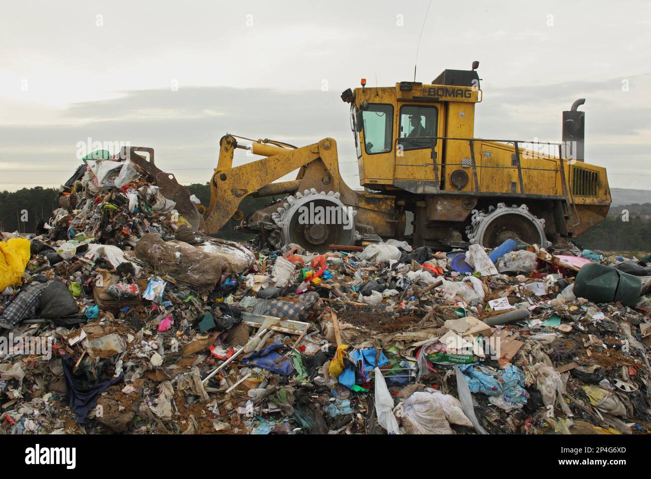 Compattatore che sposta rifiuti sulla punta di discarica, Dorset, Inghilterra, Regno Unito Foto Stock