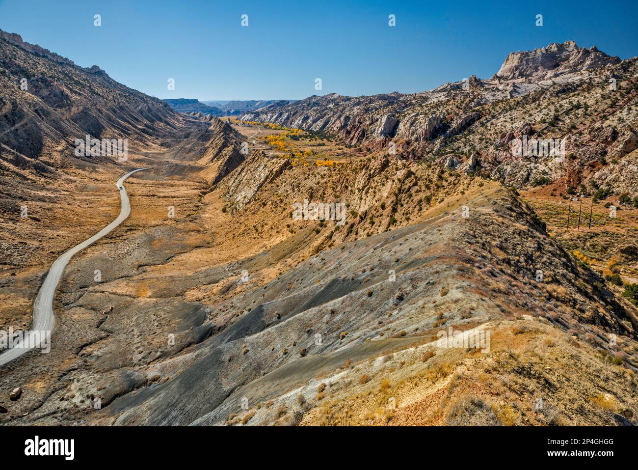 Il monocline Cockscomb, veicolo su Cottonwood Road nel Cottonwood Canyon, Grand Staircase Escalante National Monument, Utah, USA Foto Stock