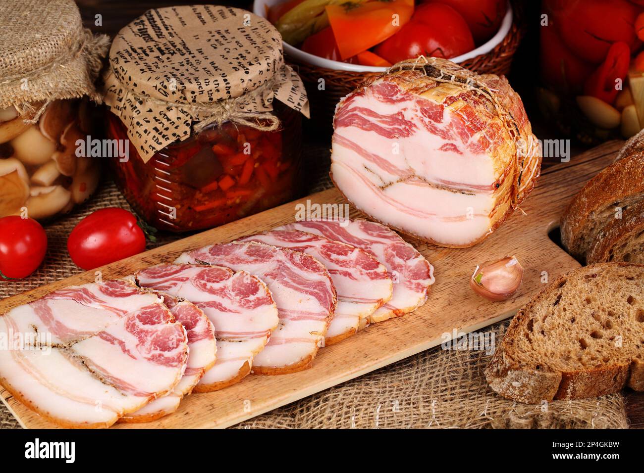 Pancetta di maiale su un tavolo di legno Foto Stock